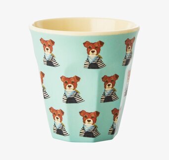 Bild av mugg med hundmotiv och ljusblå bakgrund