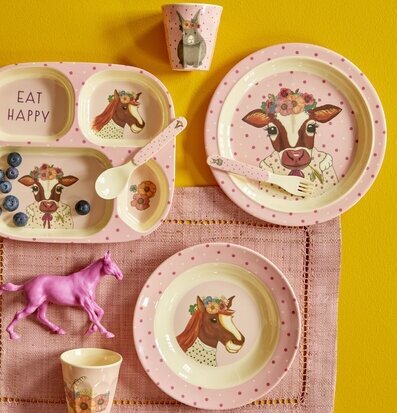Tallrik Farm Animals Print Pink från Rice med djurmotiv