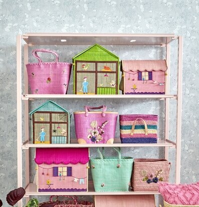 Förvaringshus Farm Theme från Rice på en ljusrosa hylla