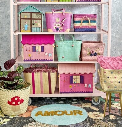 Förvaringskorg Raffia Dots från Rice i färgglad bokhylla