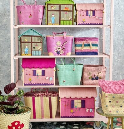 Förvaringshus Caravan Theme från Rice på en vit hylla