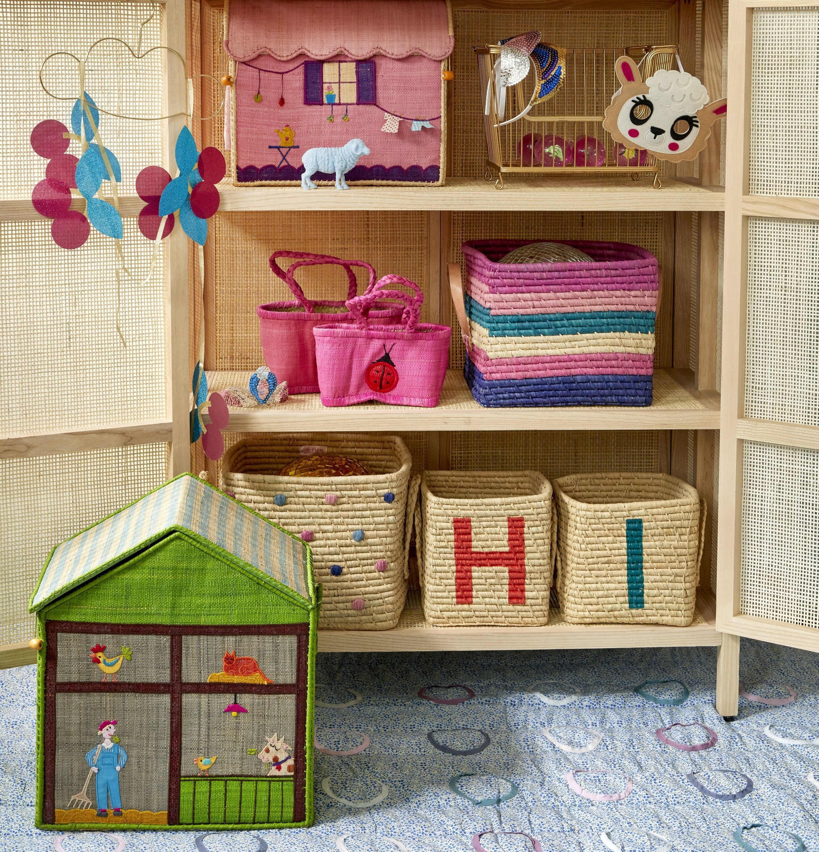 Förvaringskorg Raffia Dots från Rice i färgglad bokhylla