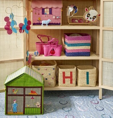 Förvaringskorg Raffia Dots från Rice i färgglad bokhylla