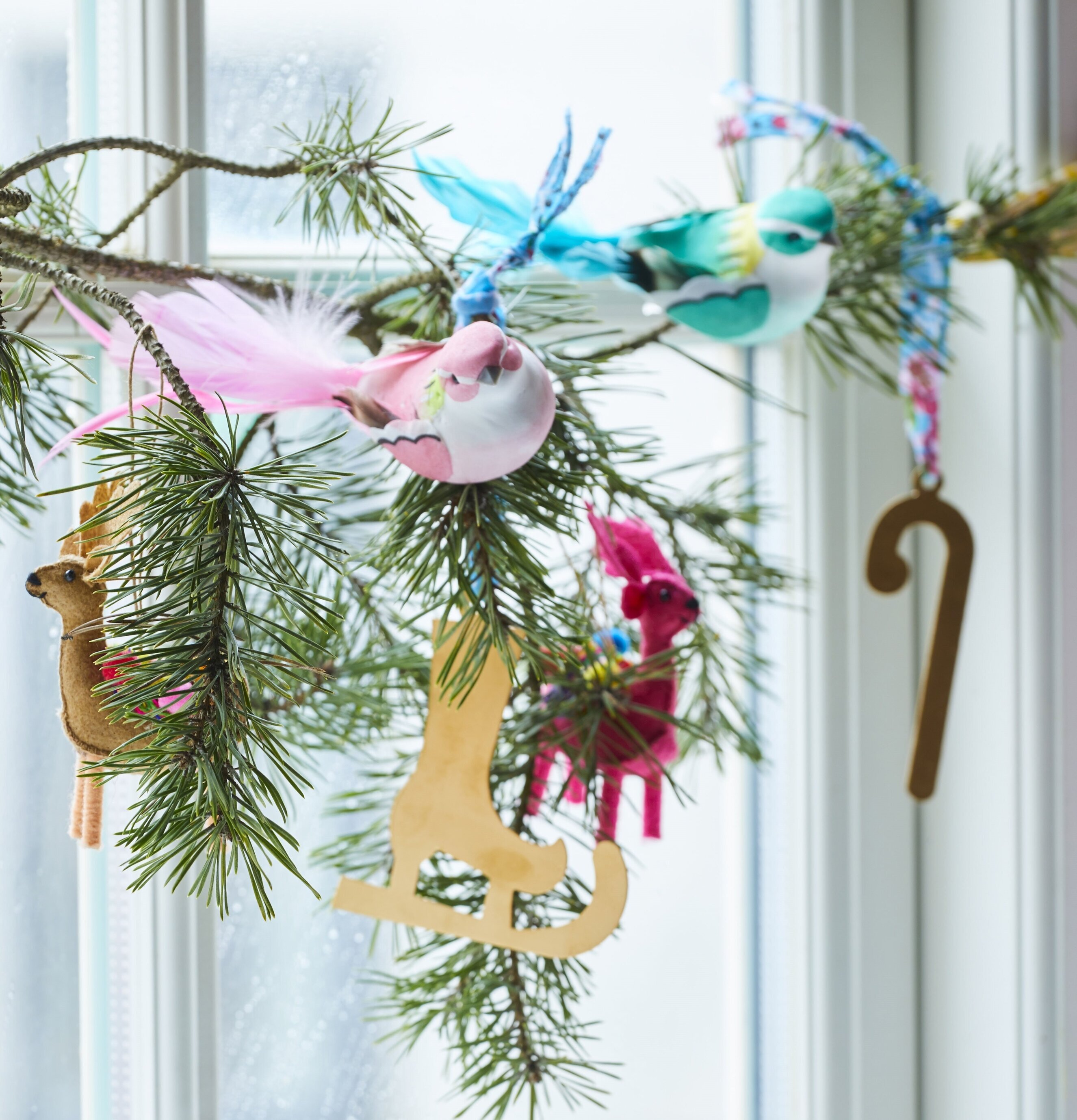 Dekorationsfågel Med Clip från Rice i en juldekoration