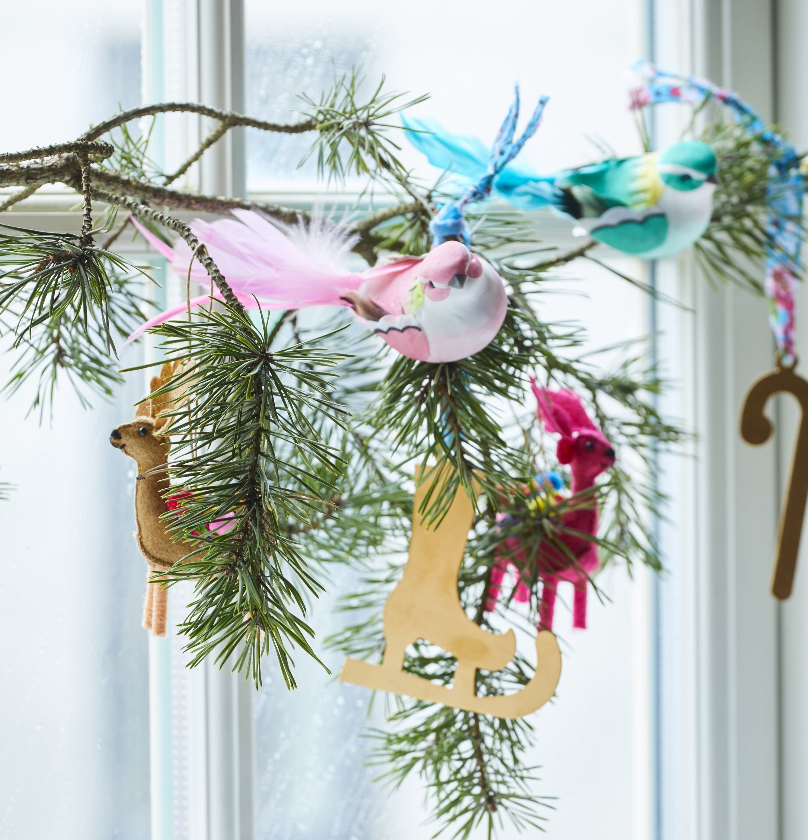 Prydnadsdekoration Bronze från Rice hänger på en grangren