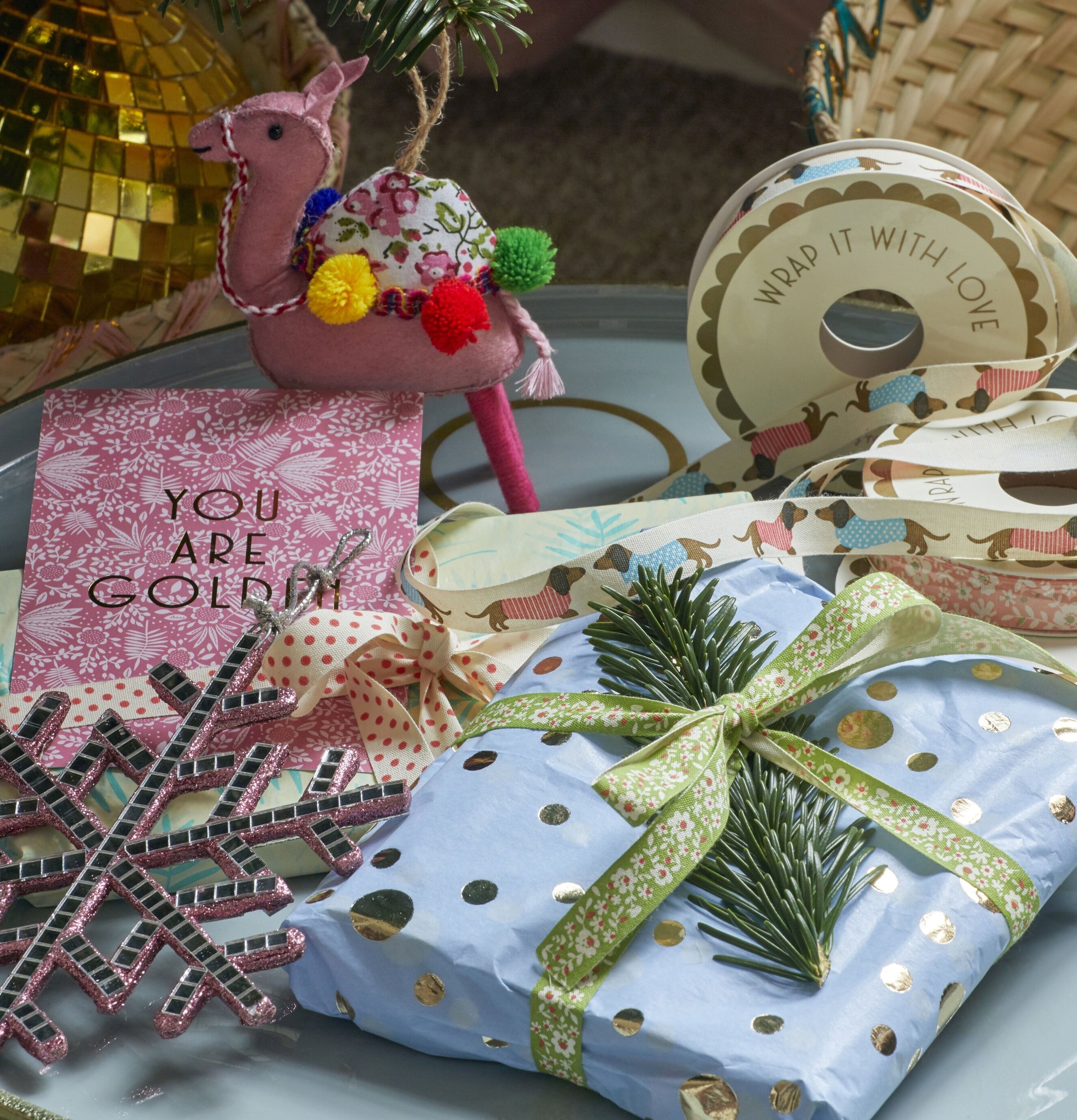 Present/Tygband Rice från Rice bland dekorativa föremål