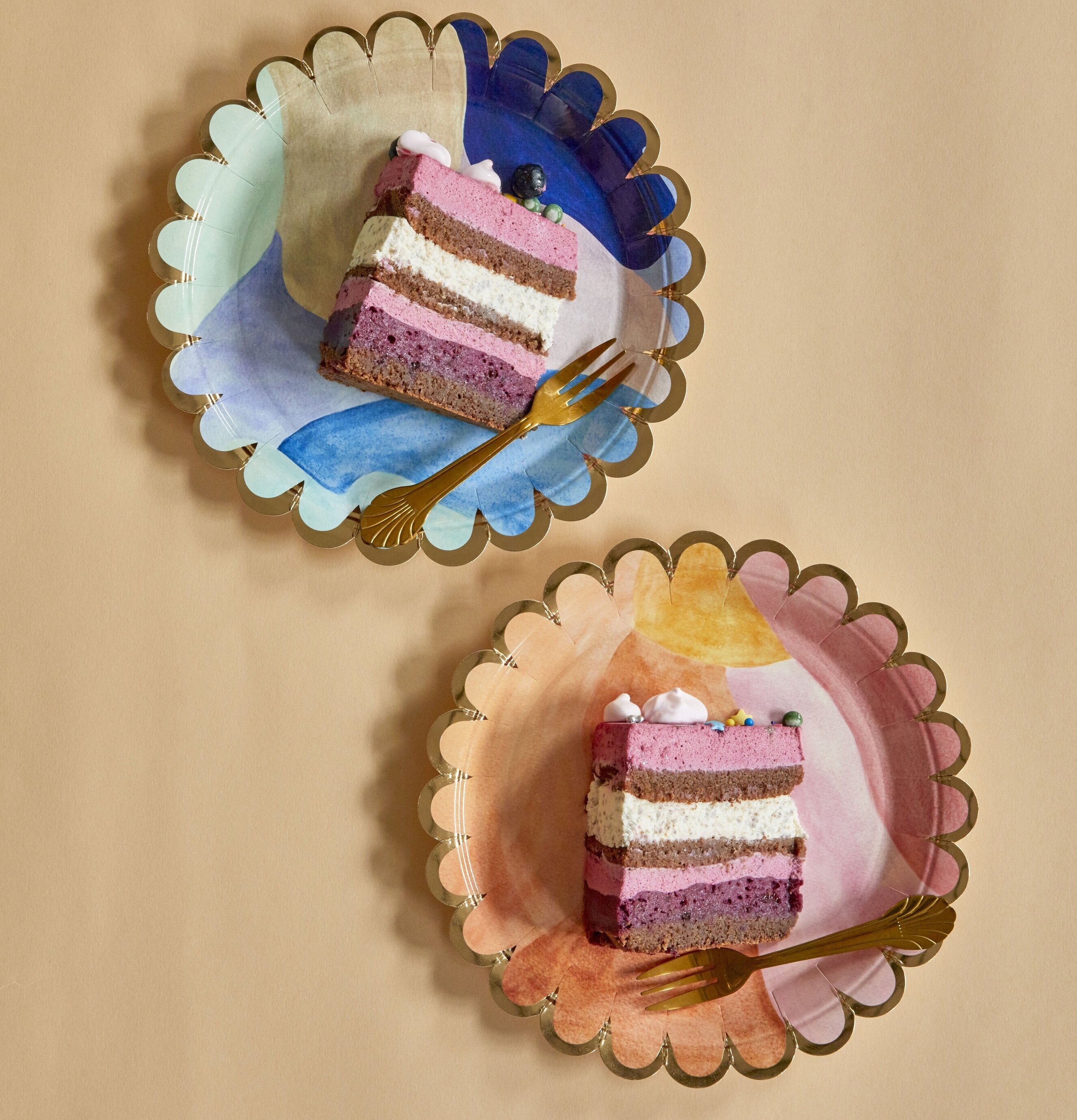 Papperstallrik Scallop Gold Edge från Rice med tårta