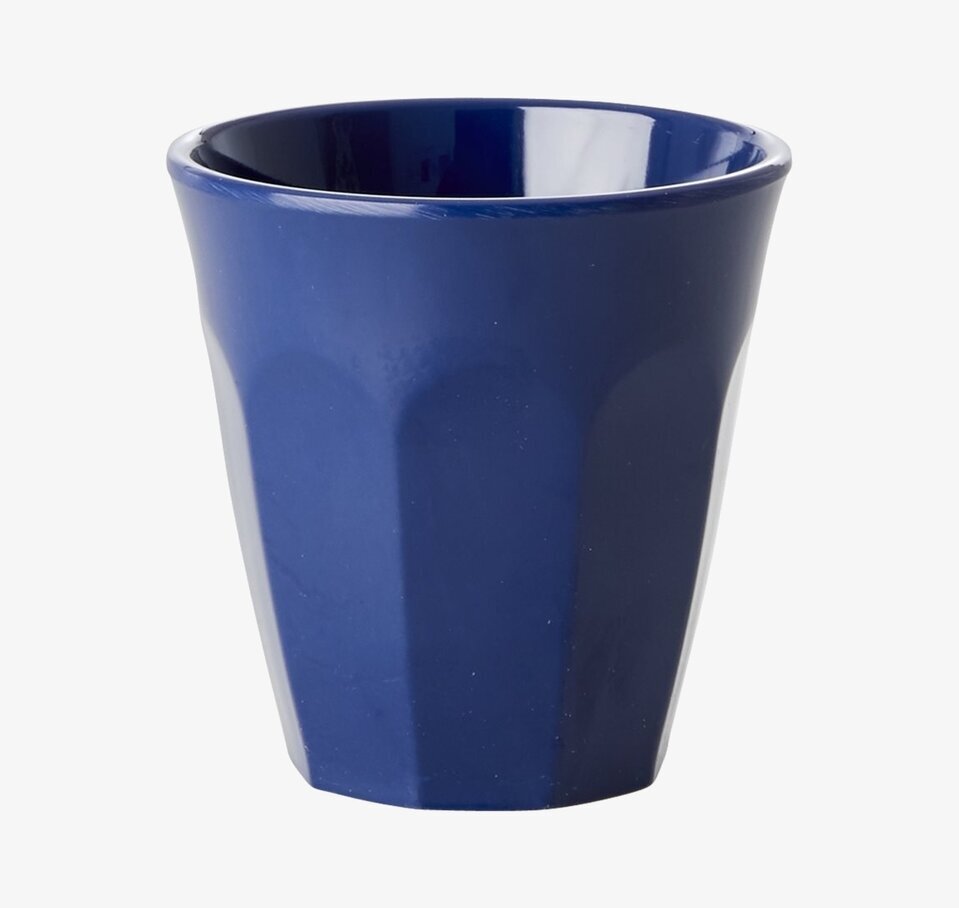 Espressomugg Melamin Navy Blue från Rice i studiomiljö