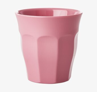 Bild av rosa melaminmugg med elegant och praktisk design