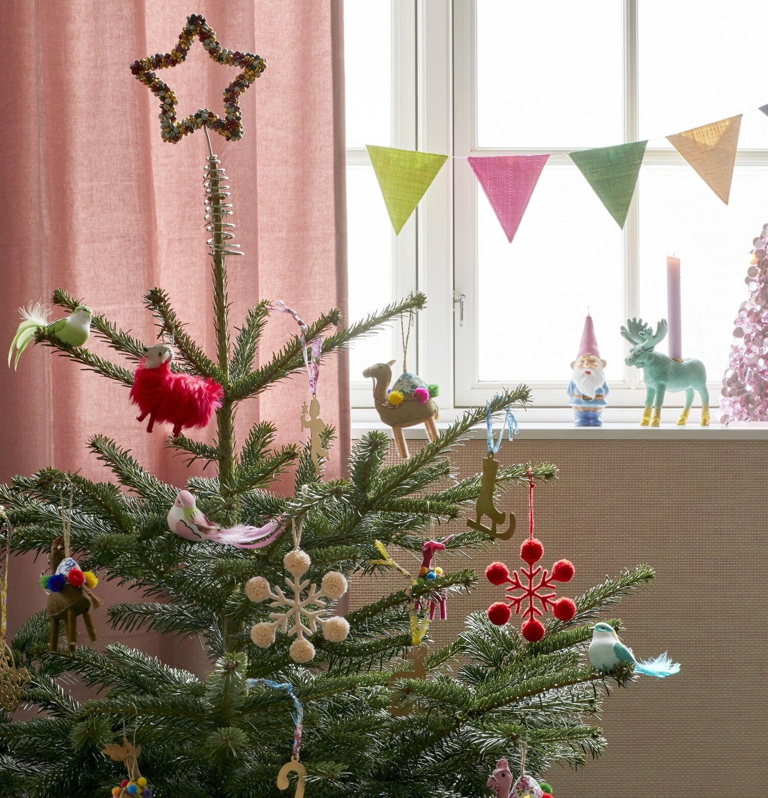 Julgran med Metal X-mas Tree Topper från Rice på toppen
