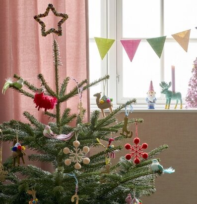 Julgran med Metal X-mas Tree Topper från Rice på toppen