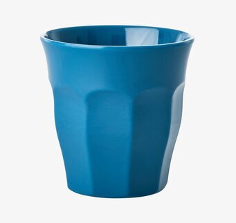 Bild av en elegant och harmonisk mugg i petrolfärg