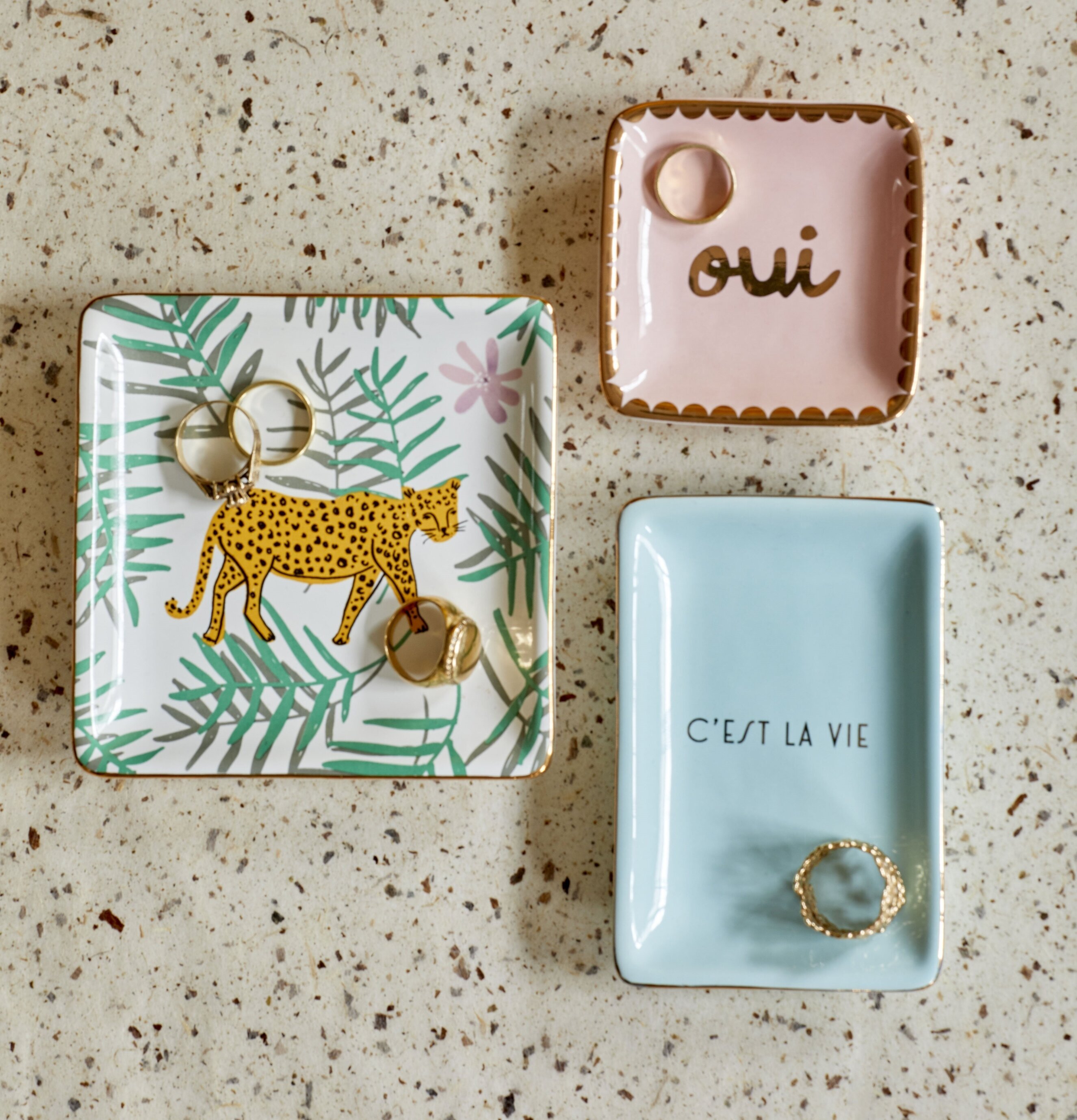 Smyckesfat Oui från Rice, ljusrosa med guldkant och text