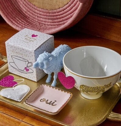 Smyckesfat Oui från Rice på ett guldfärgat serveringsfat