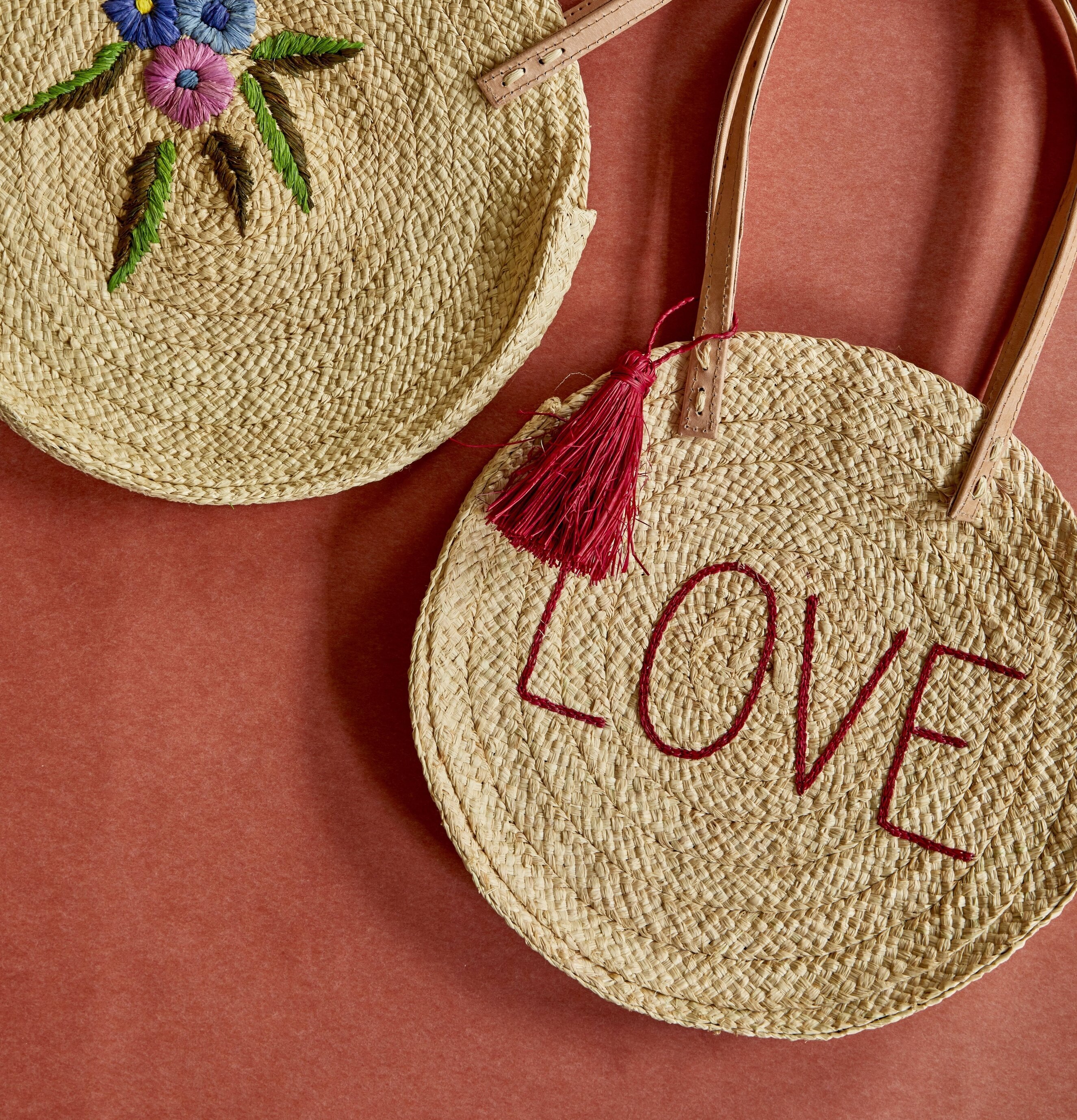 Väska Raffia Love från Rice på terrakottafärgad bakgrund