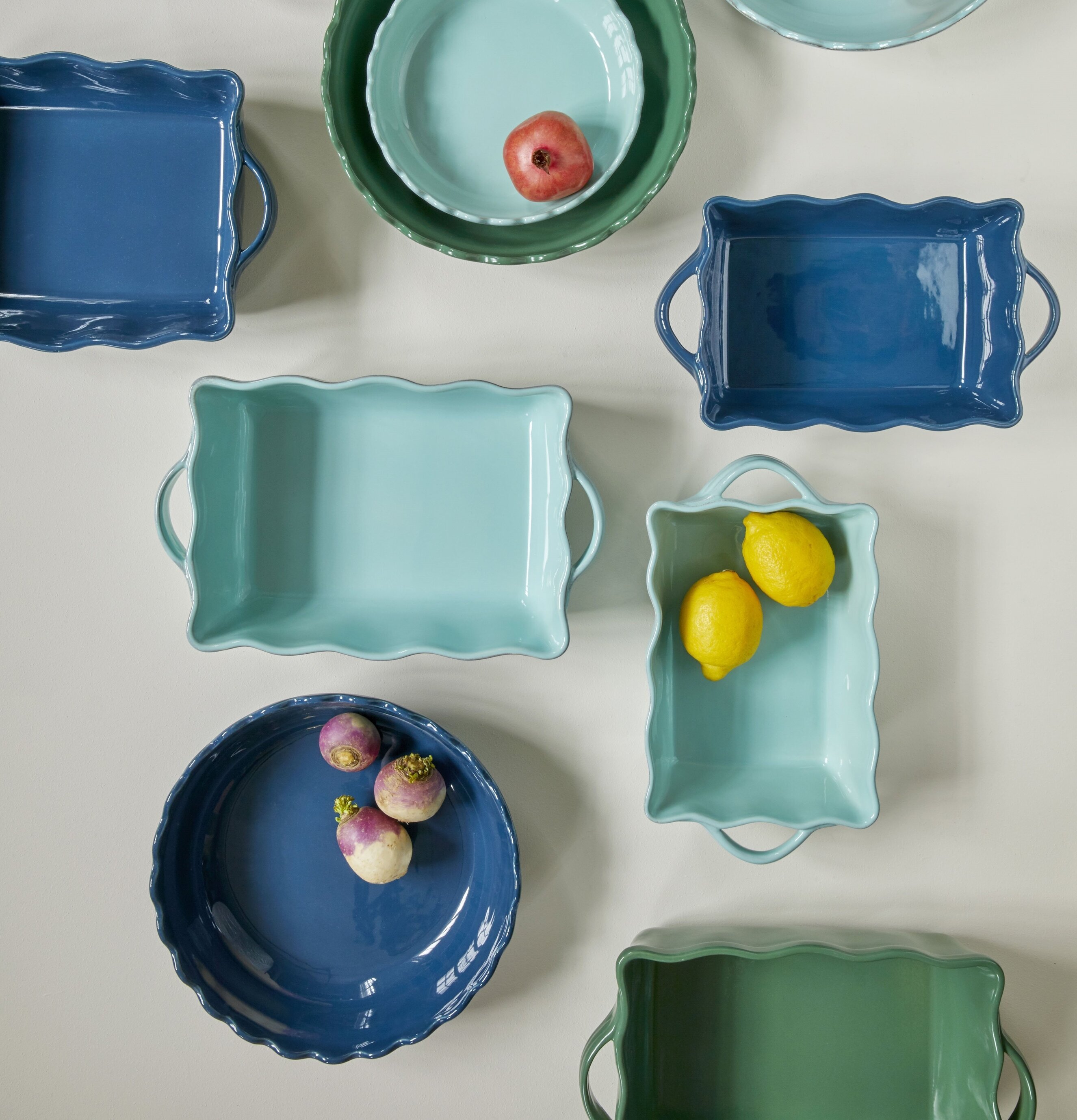 Pajform Large Dark Blue från Rice, omgiven av andra bakformar