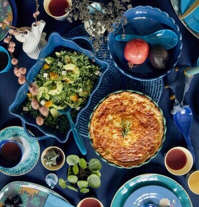 Ugnsform Large Dark Blue från Rice med färgglad sallad