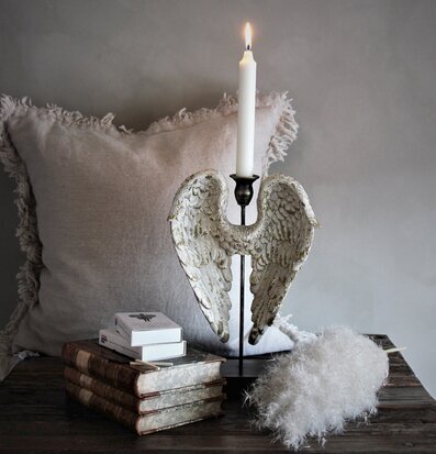 Bild av lugn och tidlöshet med elegant ljusstake