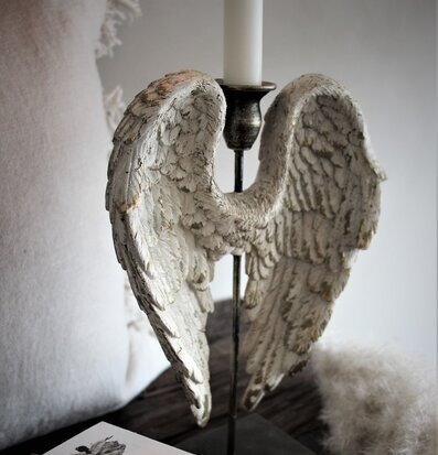 Foto av ljusstake med änglavingar och mysig inredning