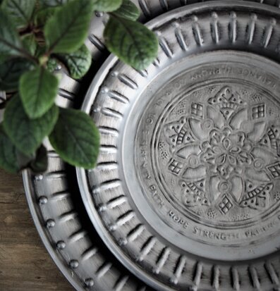 Bild av elegant metallbricka med intrikat mönster
