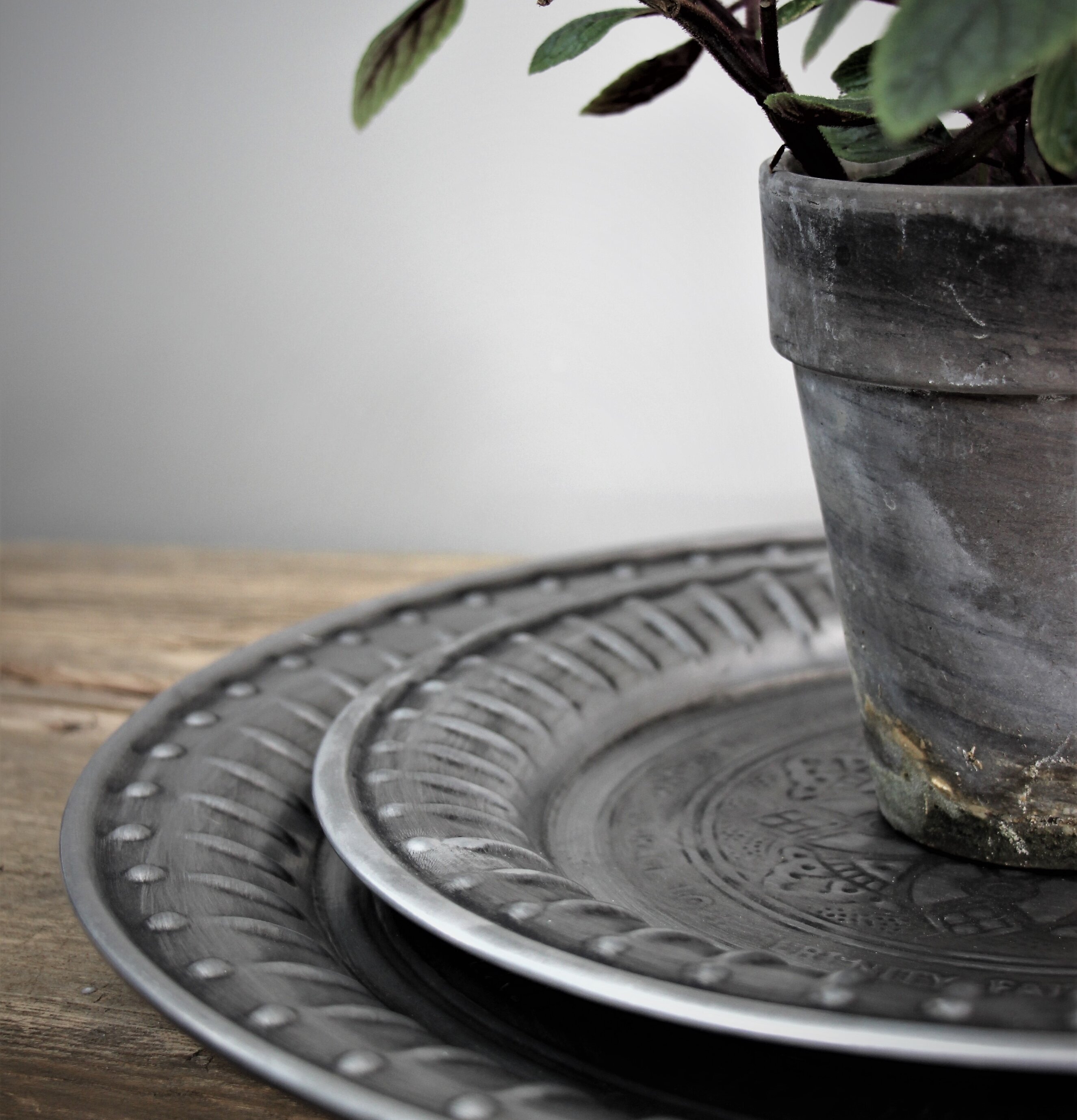 Metallbricka Emblem från Majas Cottage på rustik träyta