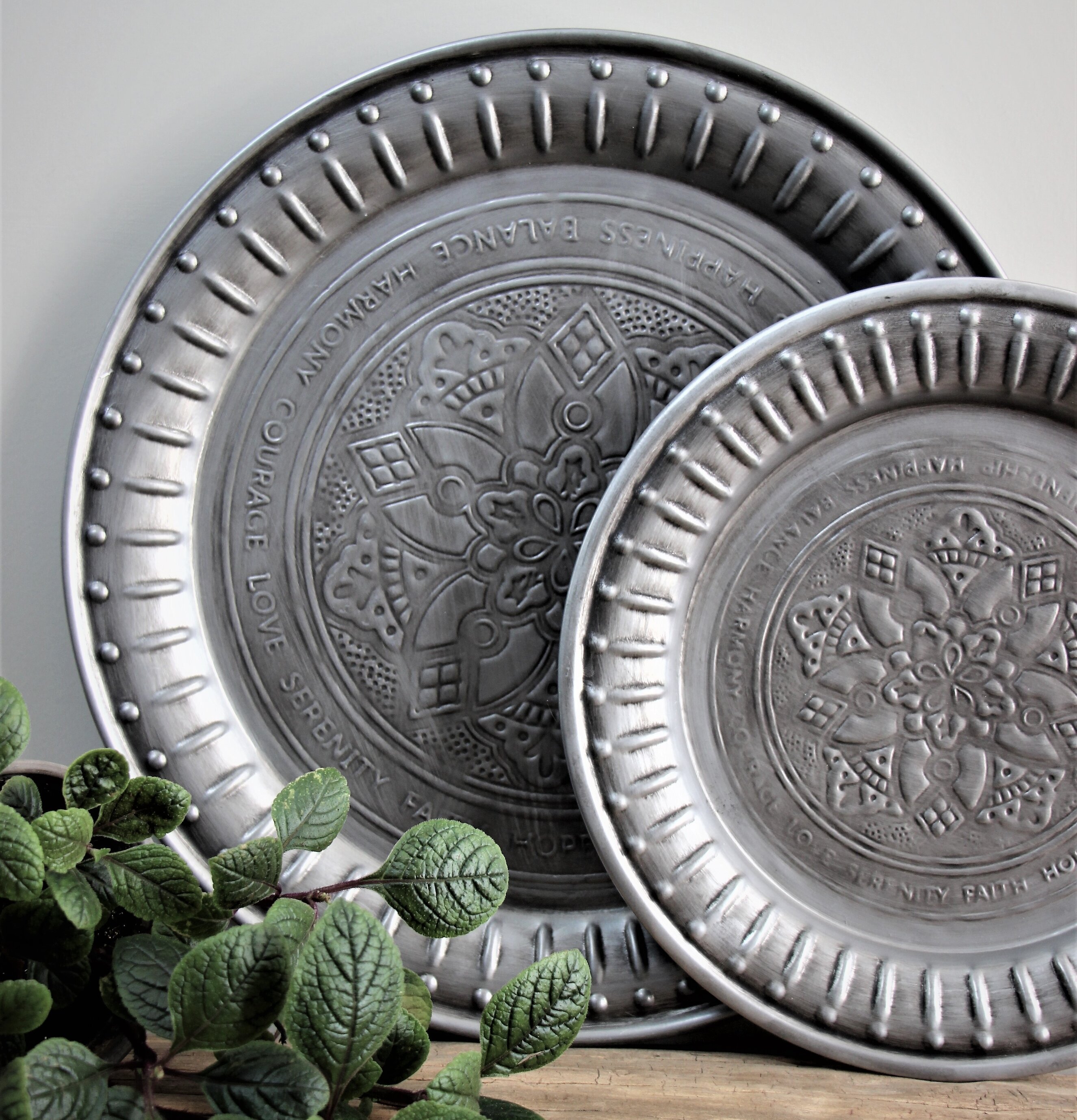 Metallbricka Emblem från Majas Cottage med intrikat mönster