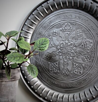Bild av dekorativ metallbricka med relief och textur