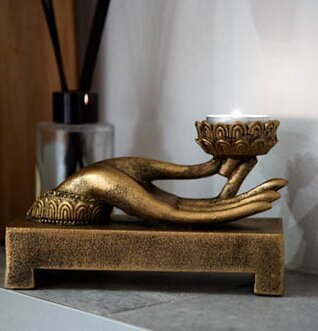 Foto av elegant handformad ljushållare i svart design