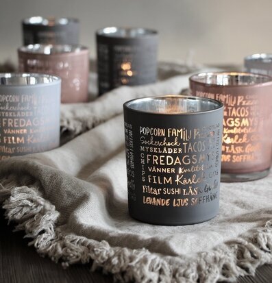 Bild av ljuslyktor på rustikt bord med mjuk duk