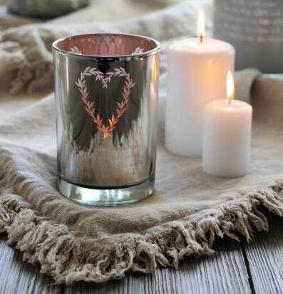 Foto av hemtrevlig inredning med ljus och textilier