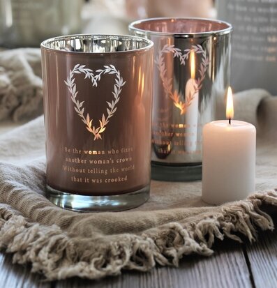 Bild av stämningsfull inredning med ljuslyktor