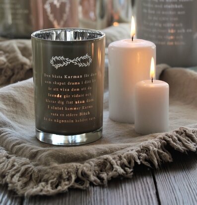 Bild av harmonisk miljö med ljuslykta och textilier