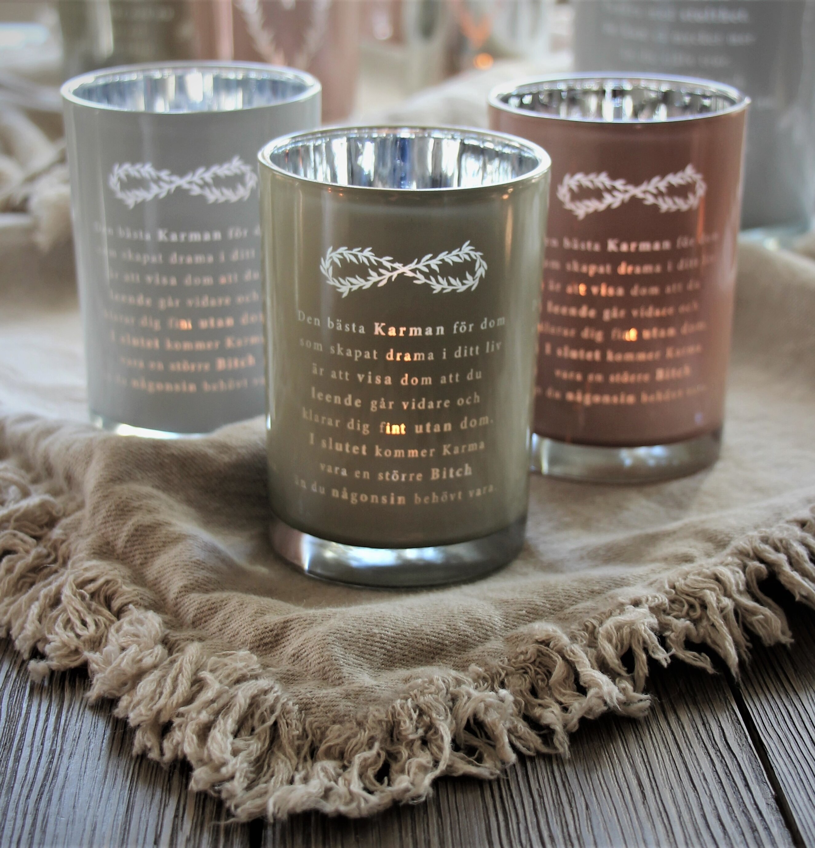 Bild av ljuslyktor i en varm och inbjudande miljö