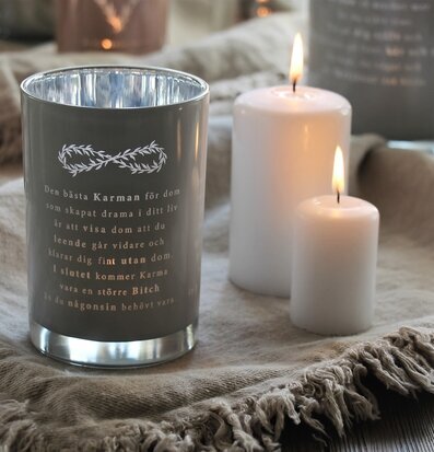 Bild av stämningsfull inredning med ljus och lyktor