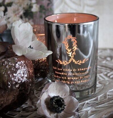 Bild av elegant ljuslykta med rosafärgad inskription