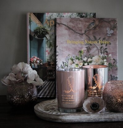 Bild av elegant stilleben med ljuslykta och böcker