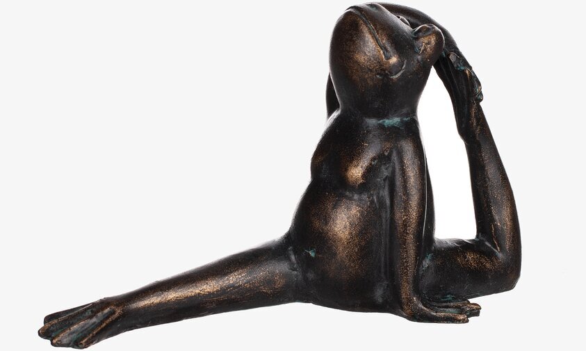 Groda Yoga från Different Design i bronsfärgad yogaposition