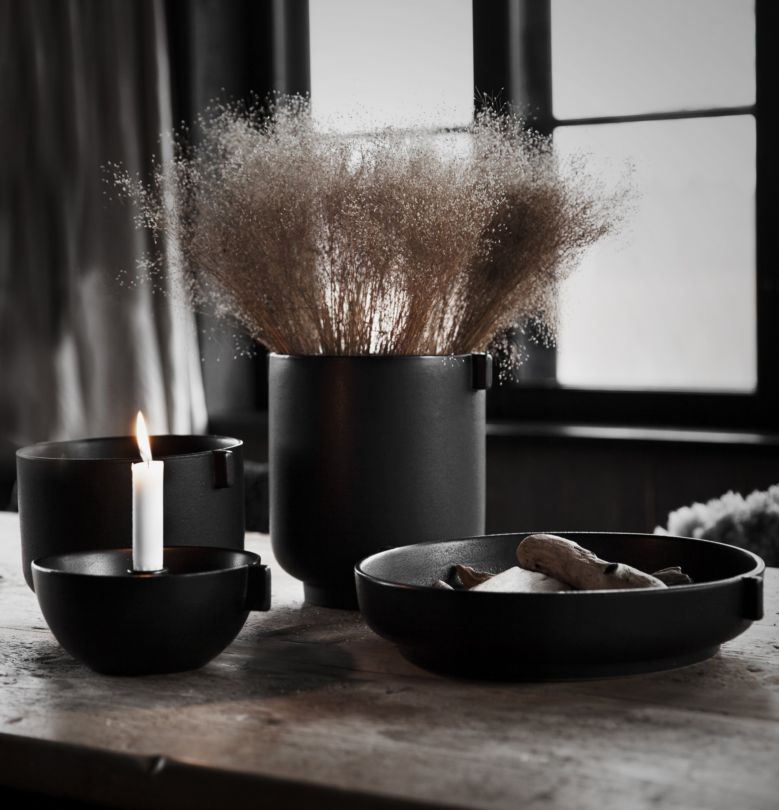 Liten Kruka Med Öra från Ernst på rustikt träbord med ljus