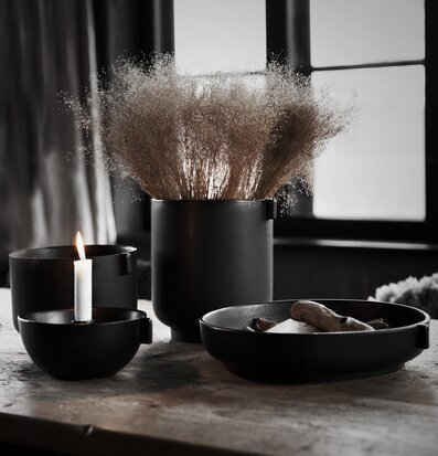 Liten Kruka Med Öra från Ernst på rustikt träbord med ljus