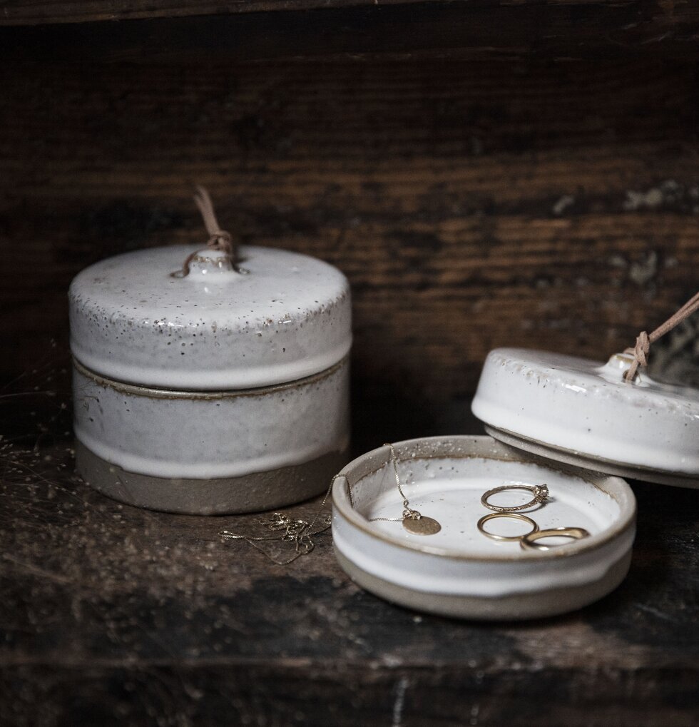 Förvaringsask Stengods Låg från Ernst på en rustik träyta