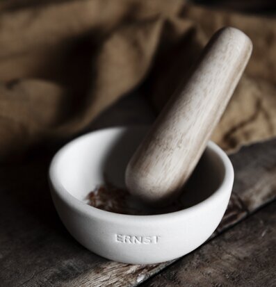 Mortel Stengods Vit från Ernst på rustik träyta med linnetyg