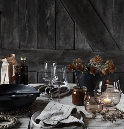 Salladsbestick Svart från Ernst i en rustik bordsdukning