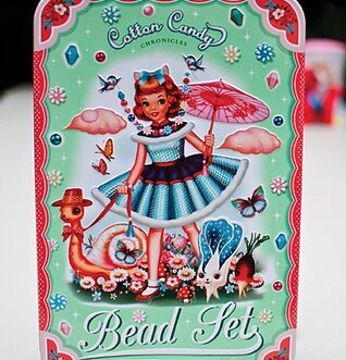 Plåtburk Pärlset från Wu & Wu med färgglad illustration