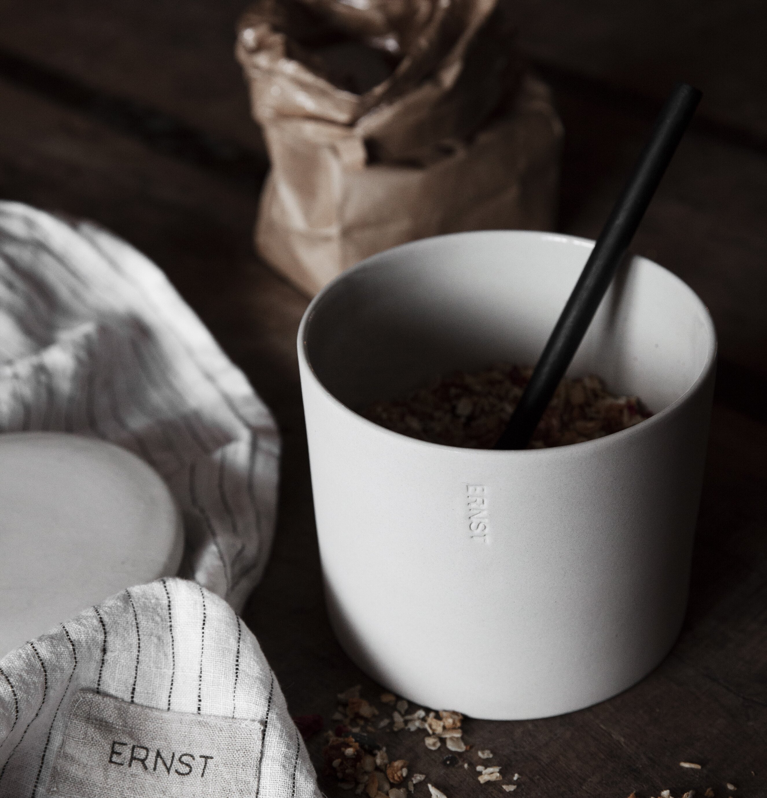Sked Svart från Ernst i vit skål med müsli på träbord