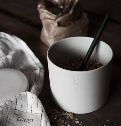 Sked Svart från Ernst i vit skål med müsli på träbord