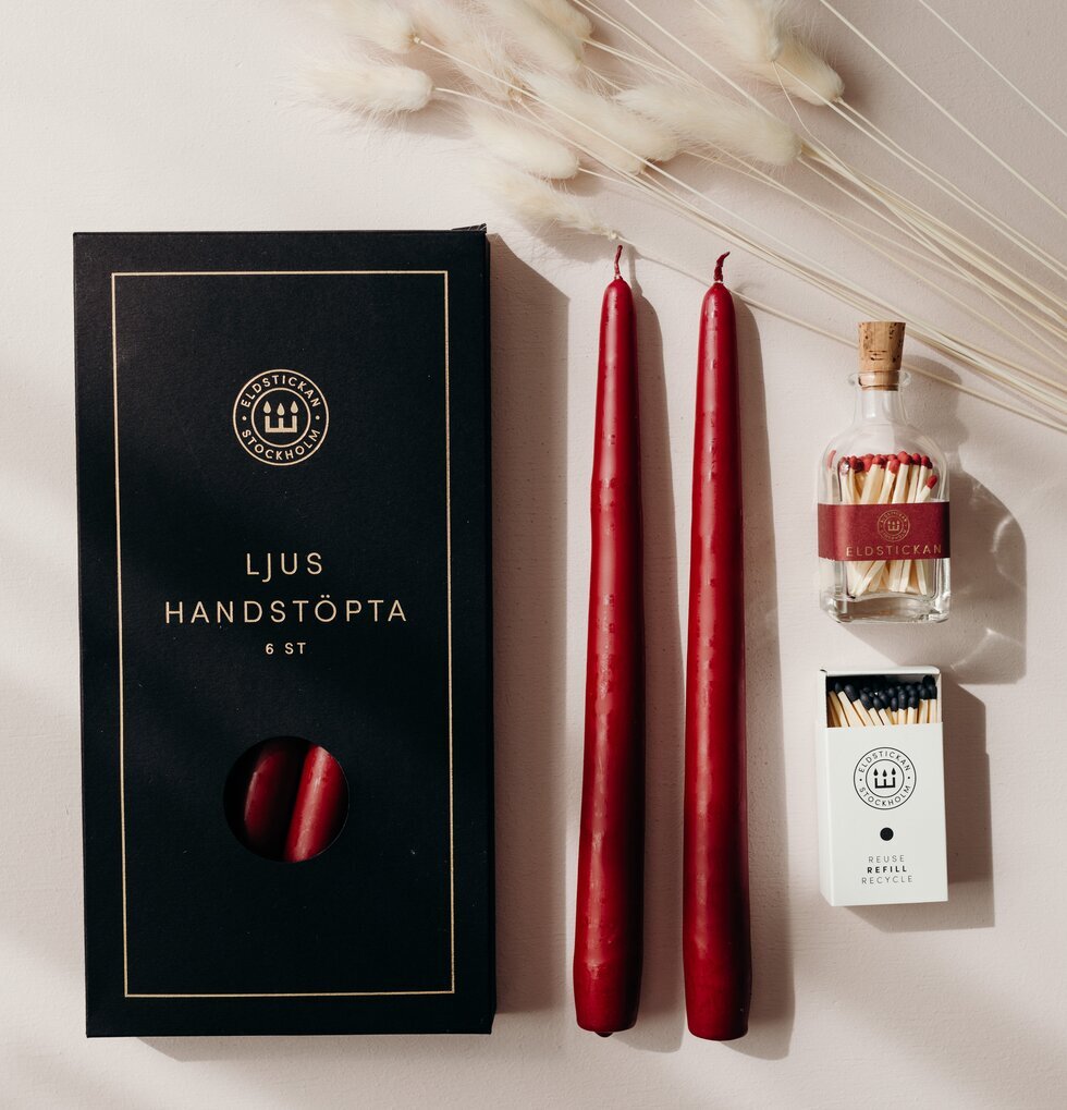 Handstöpta Ljus Röd från Eldstickan med elegant förpackning