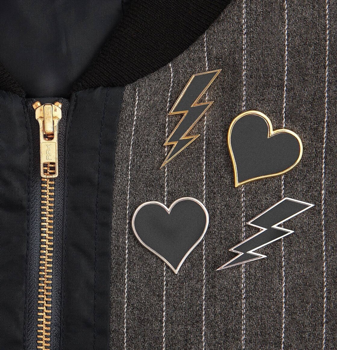 Firefly Reflex Pins Silver på mörkgrått tyg med vita ränder