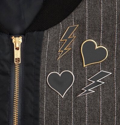 Firefly Reflex Pins Silver på mörkgrått tyg med vita ränder