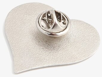 Firefly Reflex Pins Silver i hjärtform på vit bakgrund