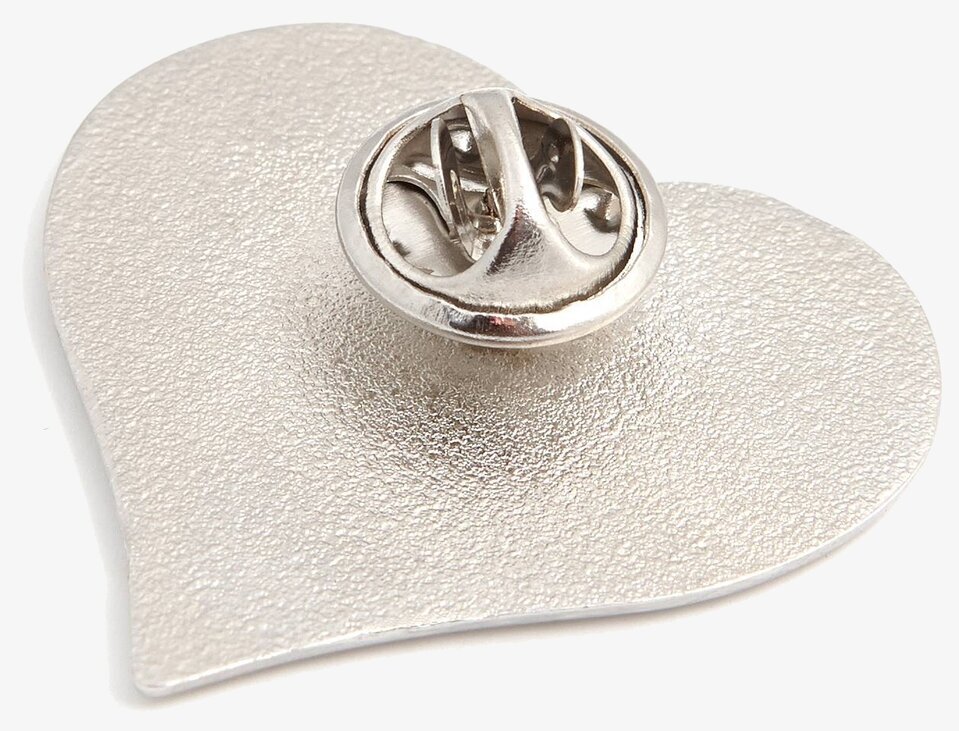 Firefly Reflex Pins Silver i hjärtform på vit bakgrund